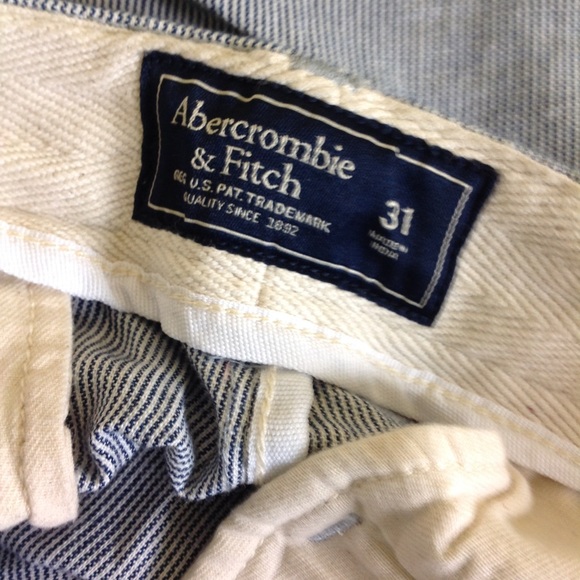 Abercrombie & Fitch - Classic Plainfront Shorts - Picture 3 of 3